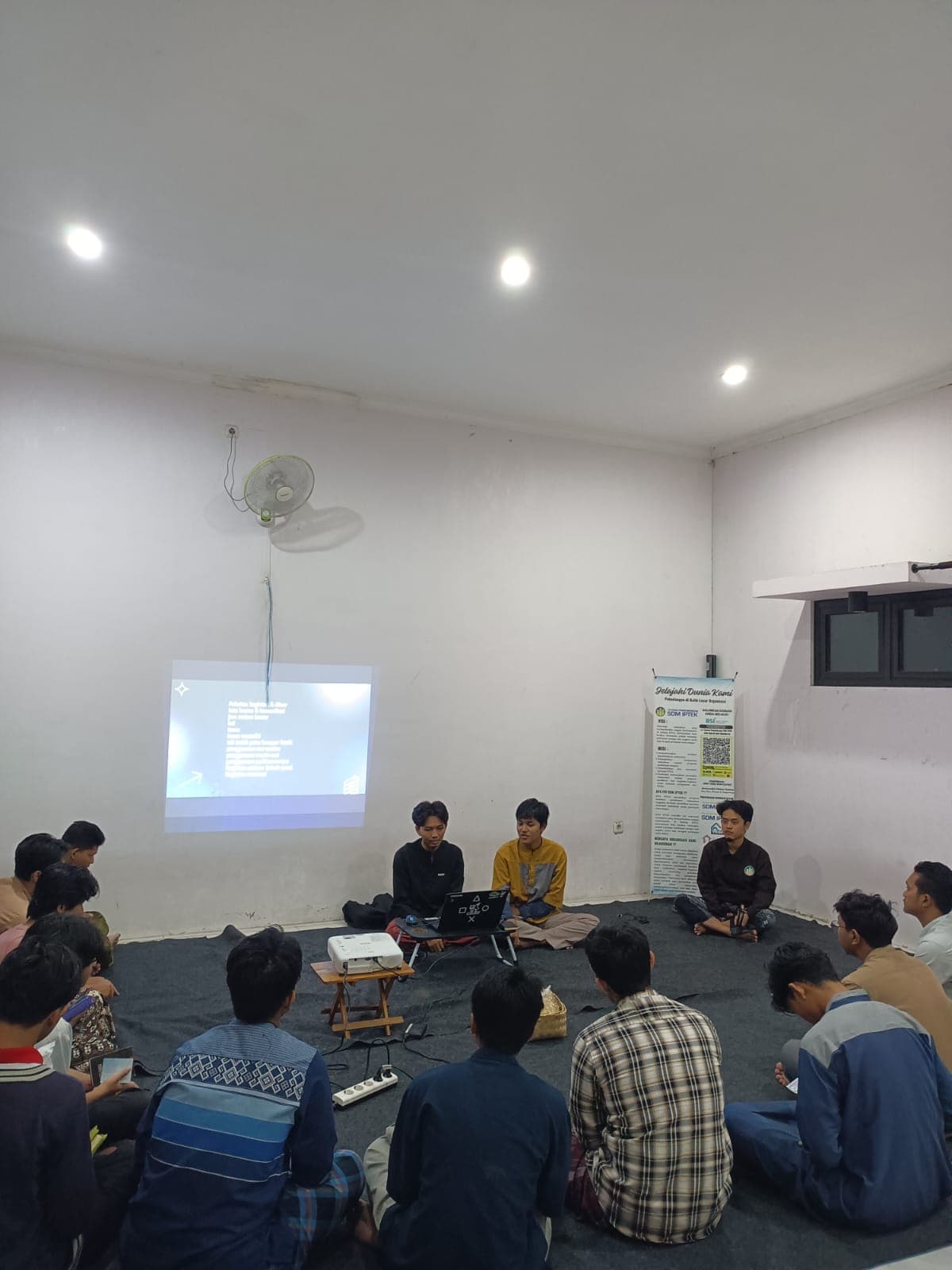 Peserta beasiswa berdiskusi formal di ruang bersama asrama